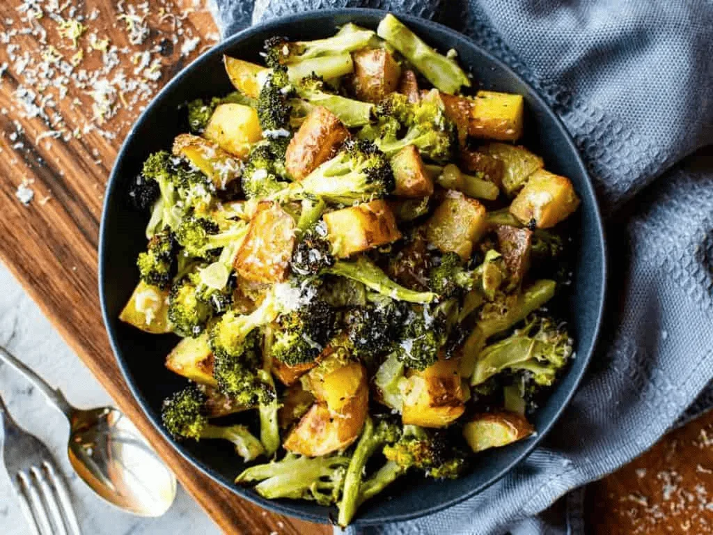 Картофель с брокколи — запечённые дольки картофеля с брокколи и сыром